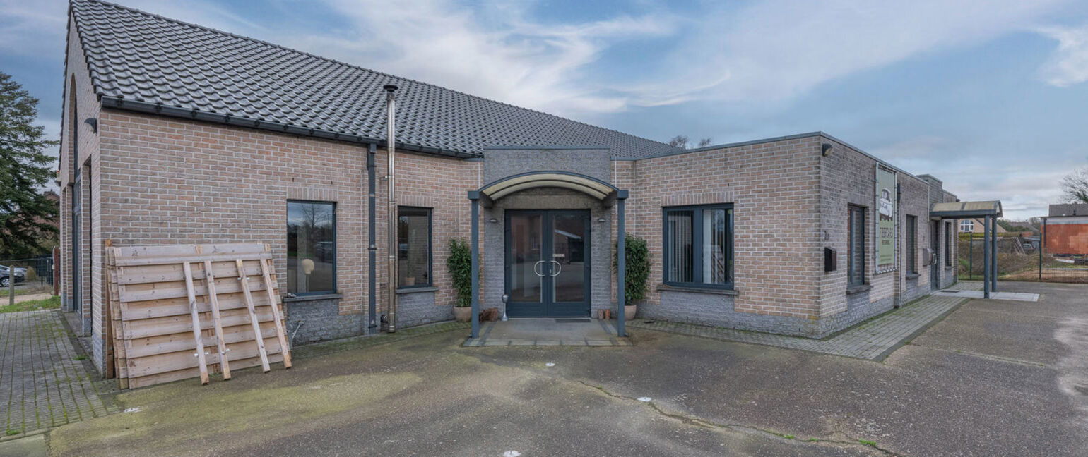 Gebouw voor gemengd gebruik te koop in Oudsbergen